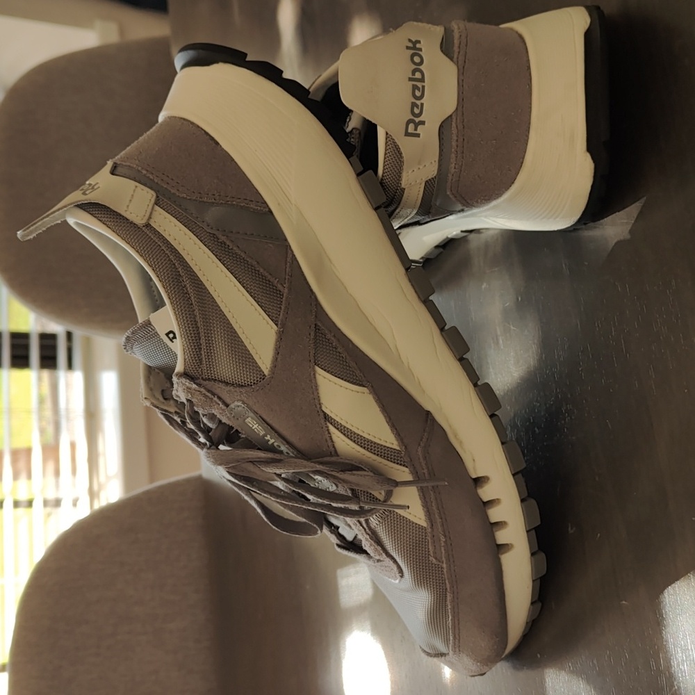 Reebok Gray and White Sneakers with Retro Design - Picture 3 of 4